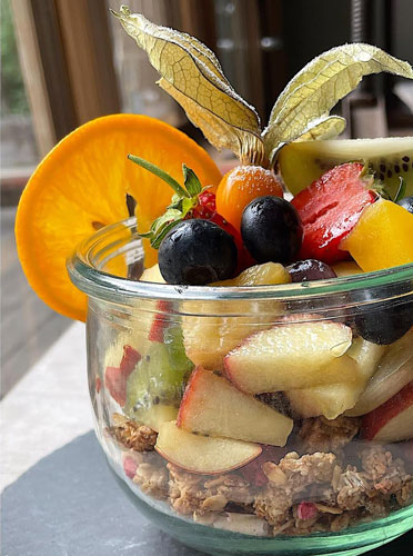 Wholesome Grain Bowl: Müsli or Porridge with Milk and a Burst of Fruit